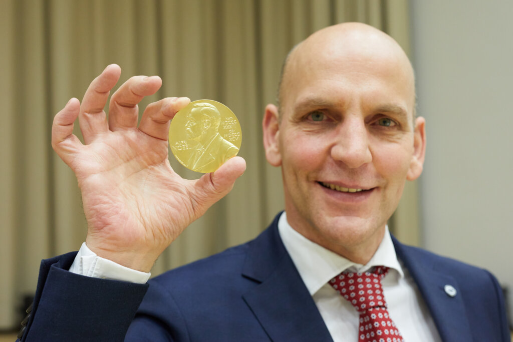 Benjamin List tar emot medalj och diplom för Nobelpriset i kemi 2021. 