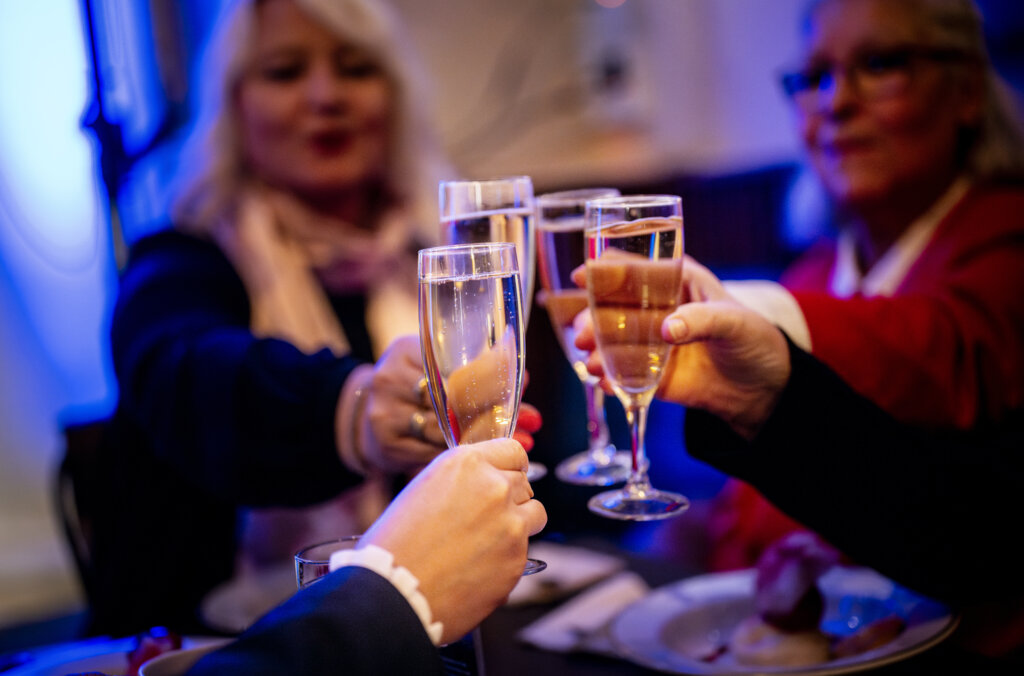 Människor som skålar.