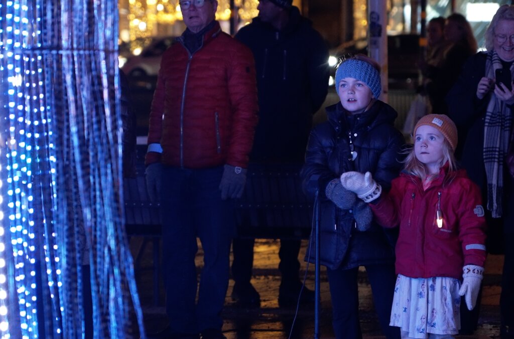 Children looking at the artwork "FLUX"