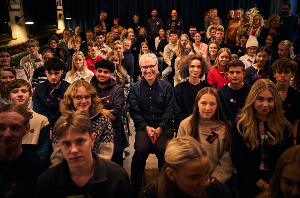Nobelpristagaren Victor Ambros tillsammans med elever deltagande i Forskningshjälpen 2024.