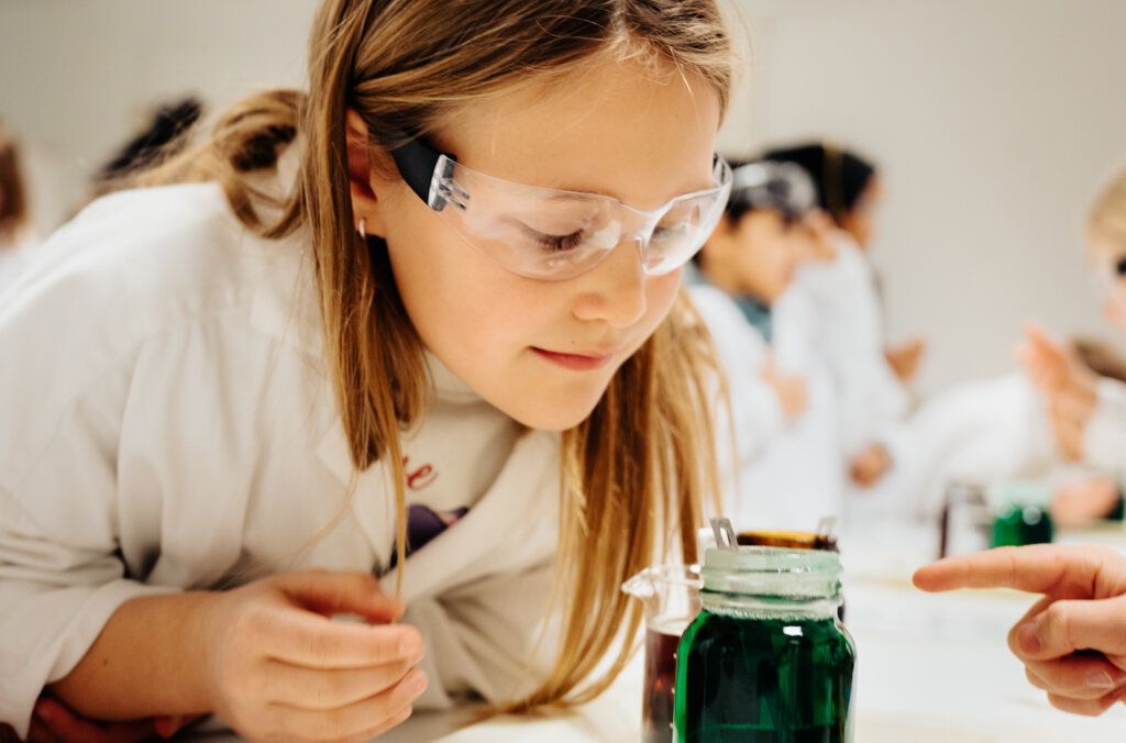 Barn som experimenterar.