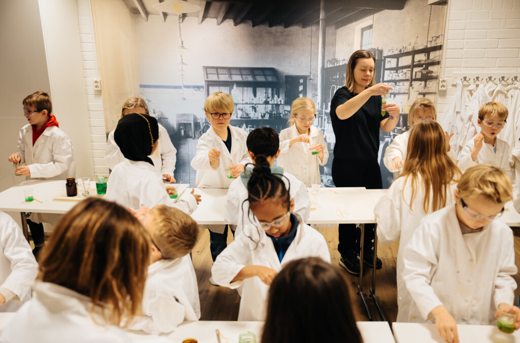 Barn som deltar i skolprogrammet Nobelväskans hemlighet.