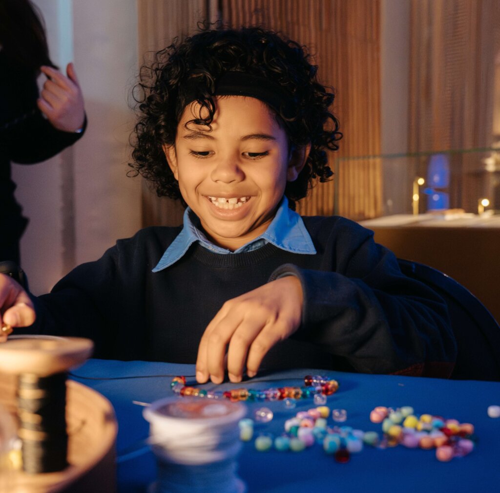 Barn som pysslar i museet.