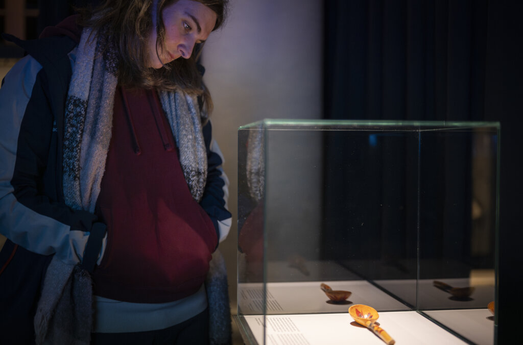 Kvinna tittar på en sked i utställningen Sacharov under övervakning