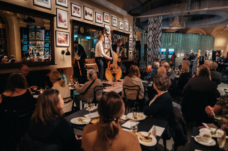 Musikuppträdande i museets restaurang
