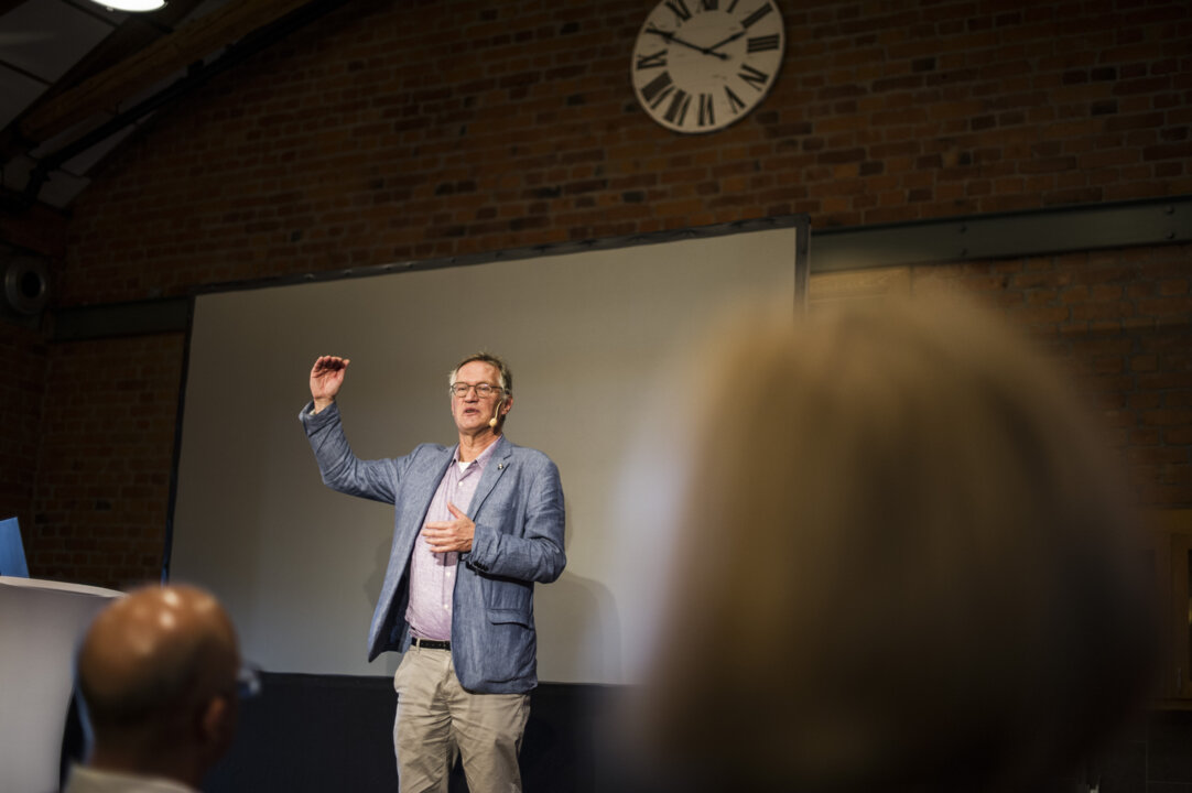 Anders Tegnell pratar på en scen