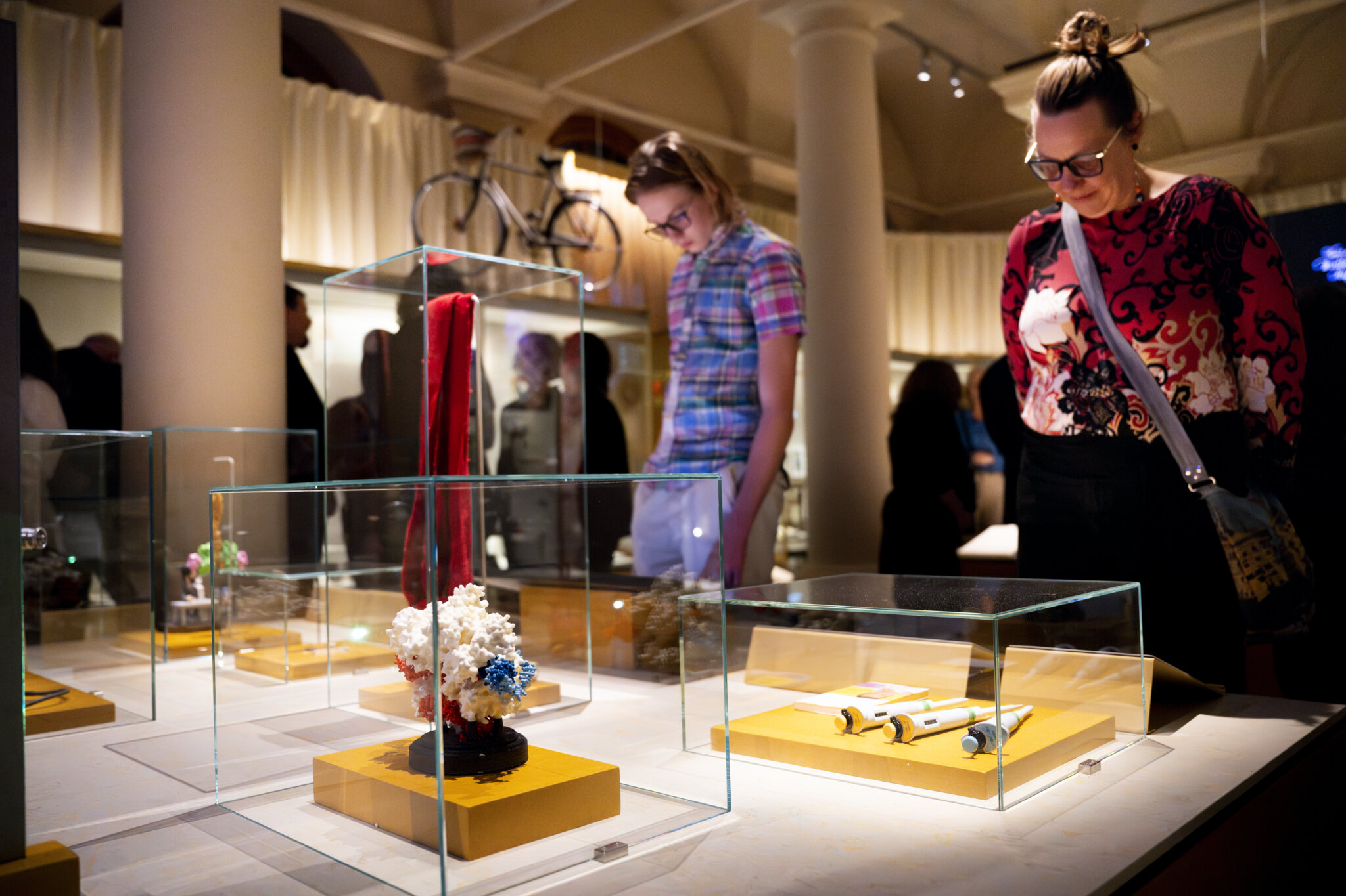 Två personer i museet