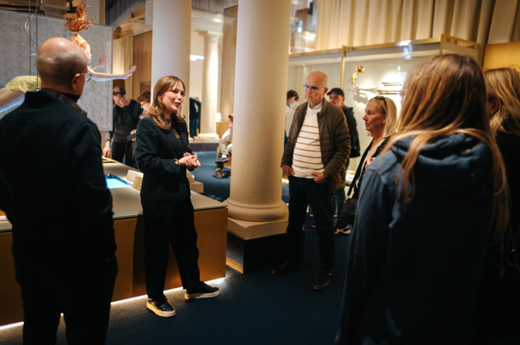 En guidad visning på Nobelprismuseet