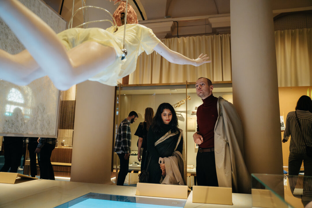 Två personer tittar på en utställning på Nobelprismuseet