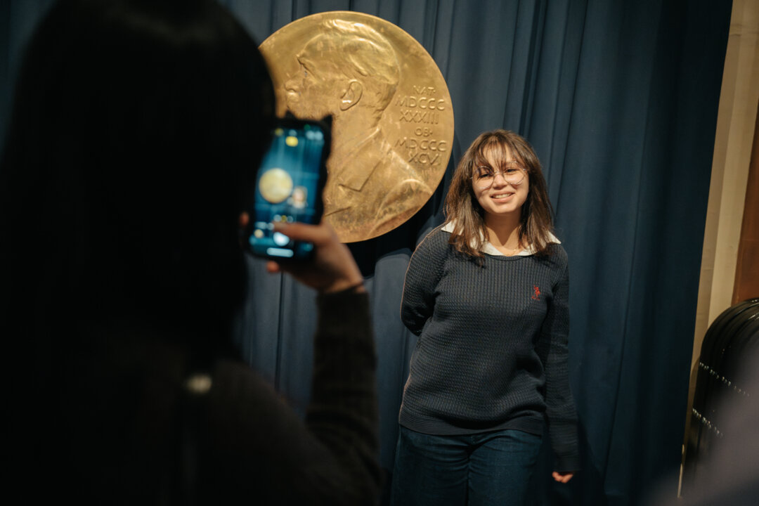 En besökare på Nobelprismuseet blir fotograferad