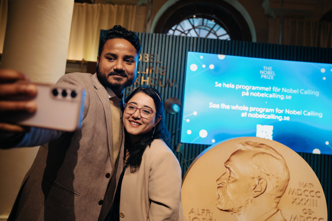 Två besökare på Nobelprismuseet tar en bild på sig själva
