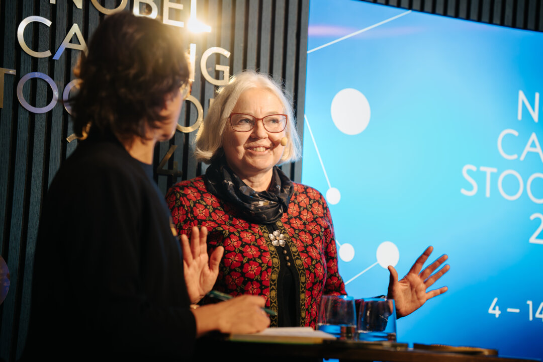 Två kvinnor pratar på en scen på Nobelprismuseet