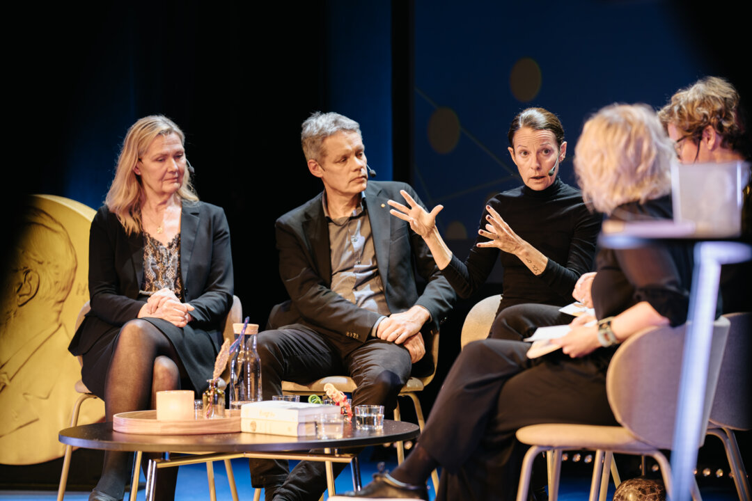 Ledamöterna från Nobelkommittérna i fysik, kemi och medicin: Ulf Danielsson, Pernilla Wittung Stafshede och Anna Wedell sitter på en scen tillsammans med Carin Klaesson och Gustav Källstrand från Nobelprismuseet.