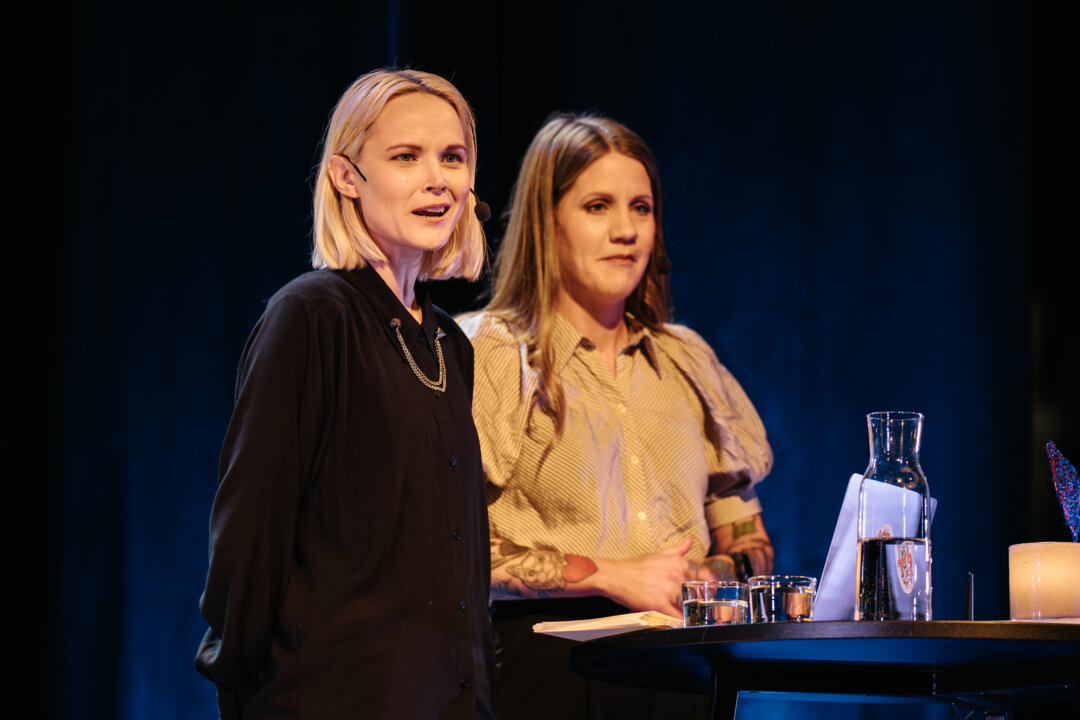 Emma Knyckare och Mia Gruffman-Cruse pratar på en scen