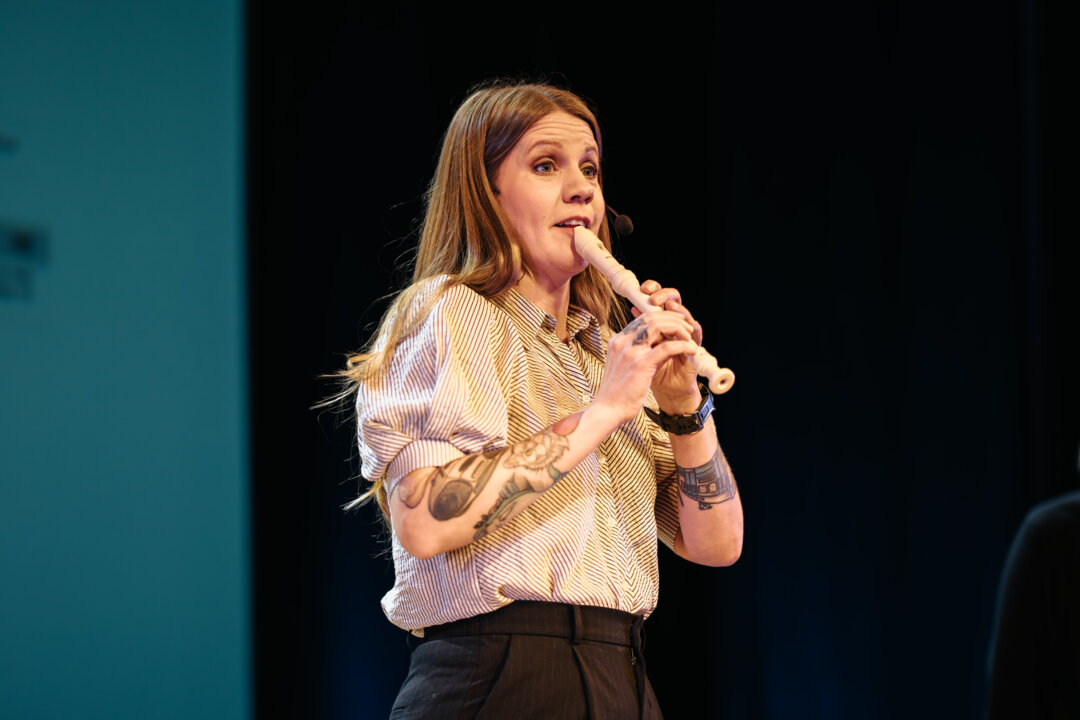 Emma Knyckare på scen, på Crash Course i årets Nobelpriser på Södra Teatern