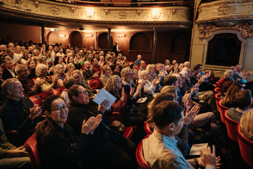 Publikbild från Crash Course i årets Nobelpriser på Södra Teatern