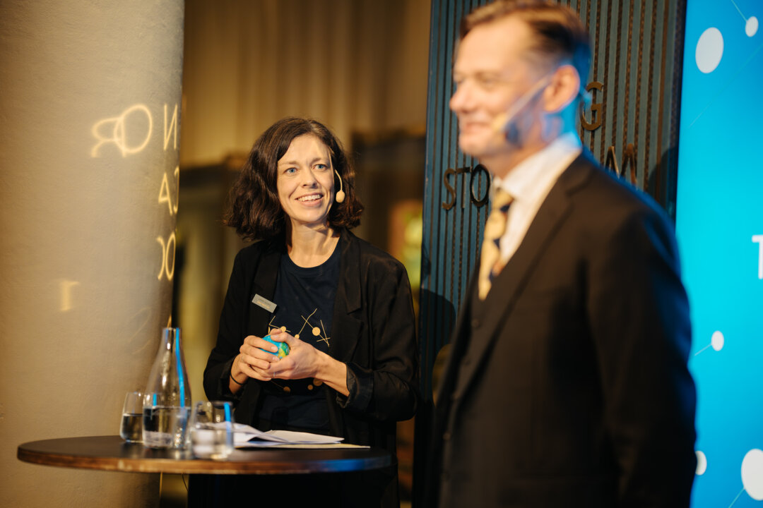 En man och en kvinna pratar på en scen på Nobelprismuseet