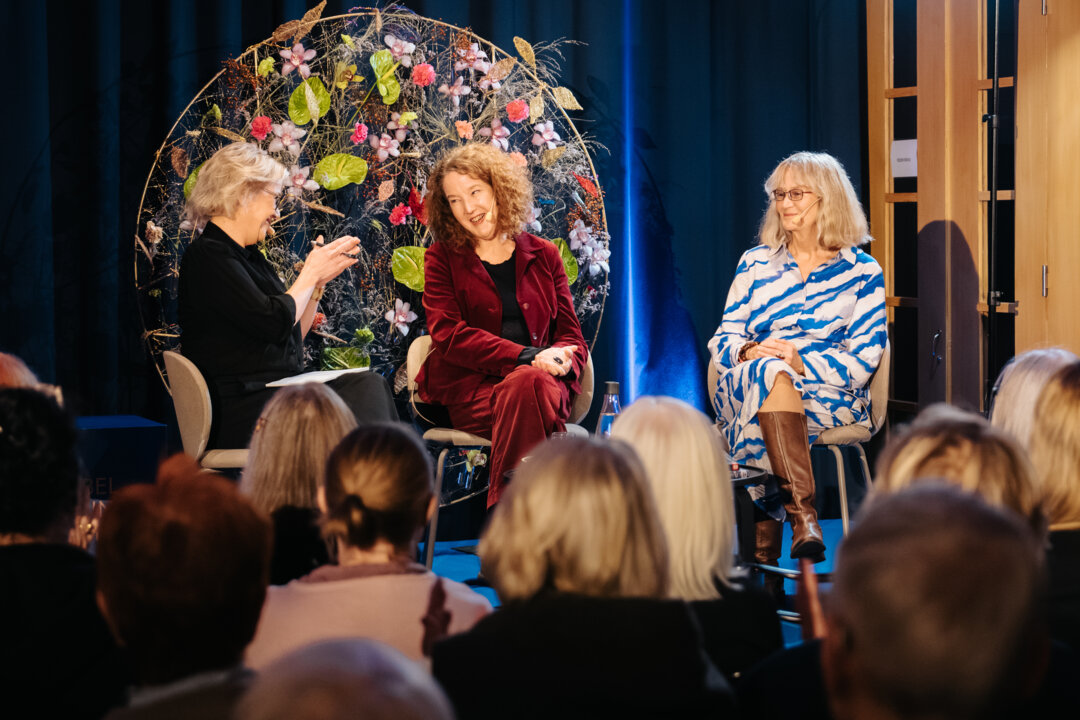Carin Klaesson, Anna-Karin Palm och Ellen Mattson sitter på en scen och samtalar