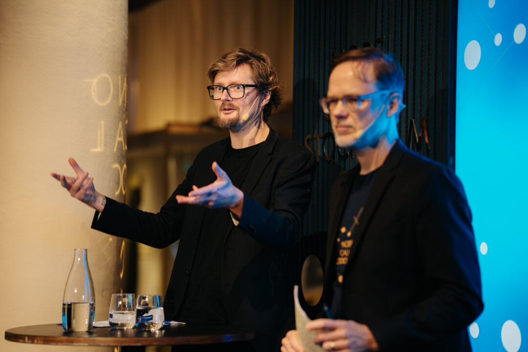 Gustav Källstrand och Karl-Johan Markstedt står på scen och berättar om årets Nobelpris