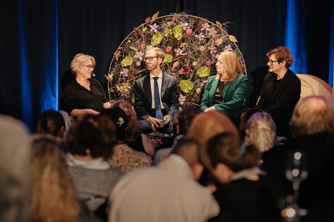 Panelsamtal på scen med fyra personer, bland andra Annie Lööf
