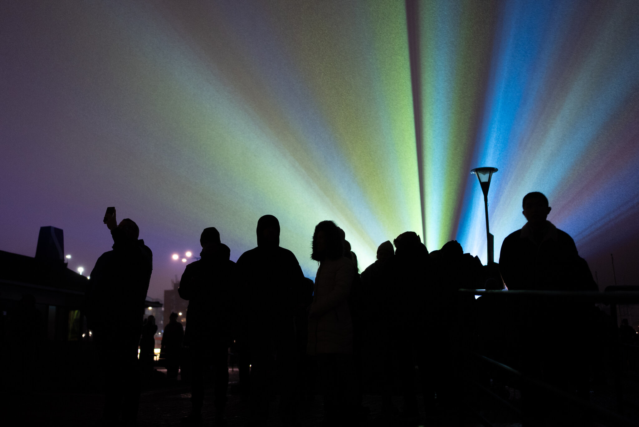Personer tittar på ett konstverk under Nobel Week Lights 2024