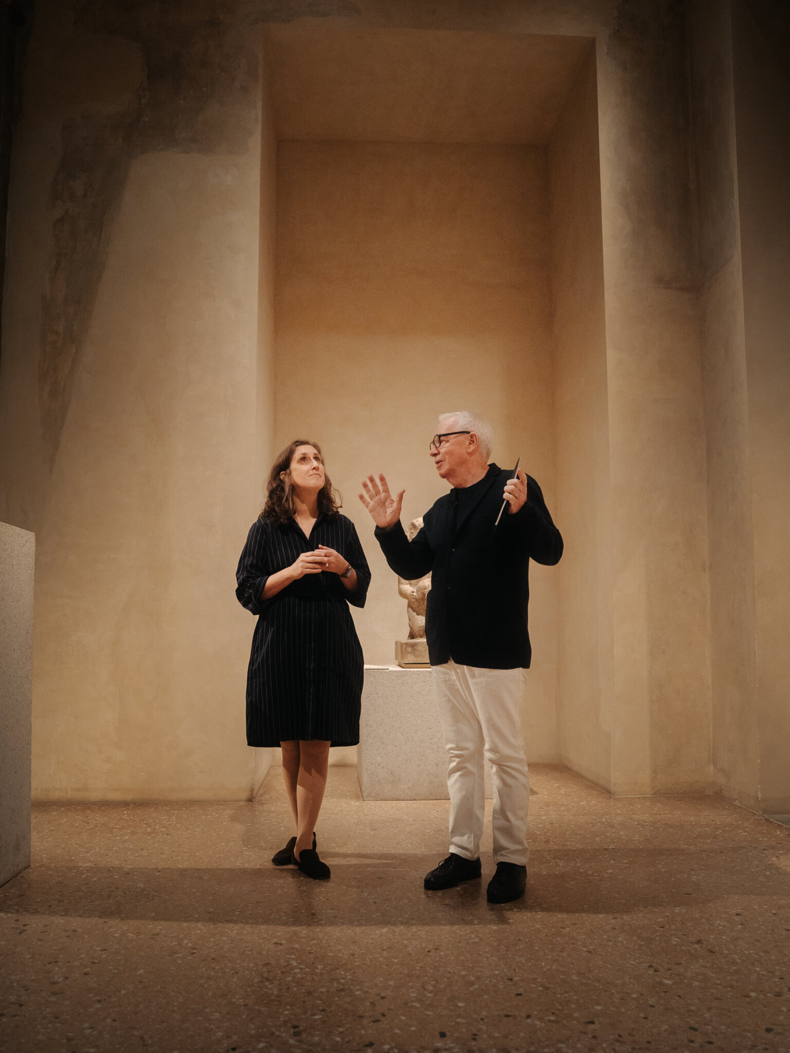 Arkitekten David Chipperfield och Hanna Stjärne, vd för Nobelstiftelsen.