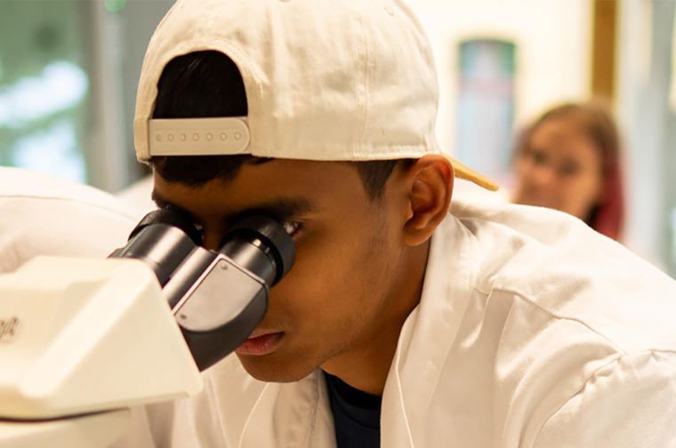 School visit in a lab