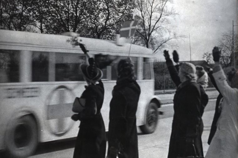 Vita bussarna_genomresa_foto Svenska Röda Korset.jpg.jpg