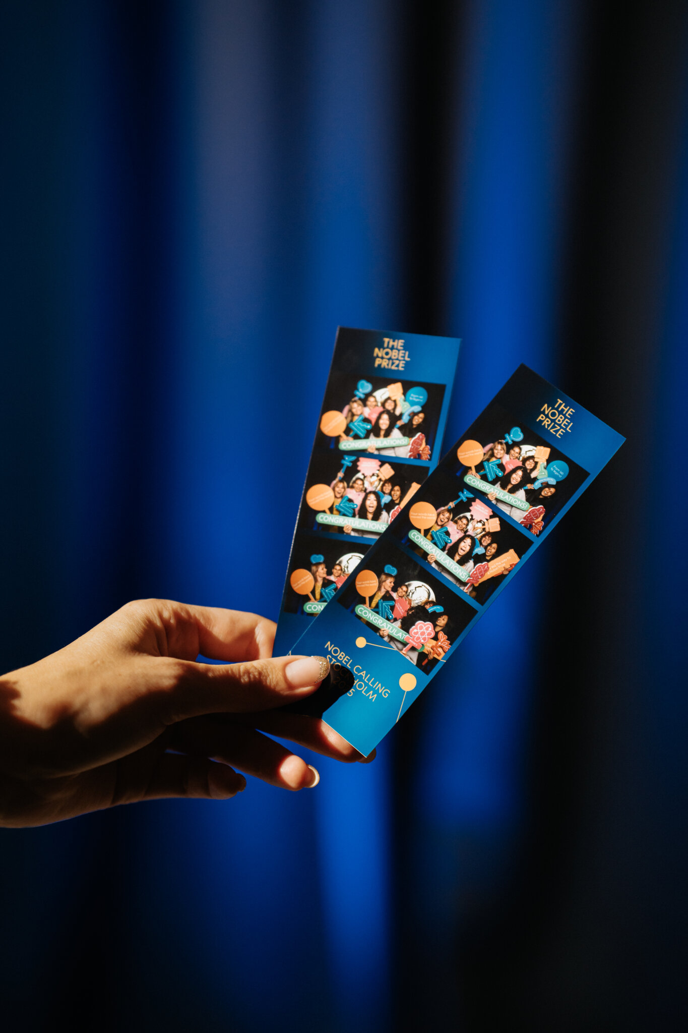 Hand som håller två remsor med foton.