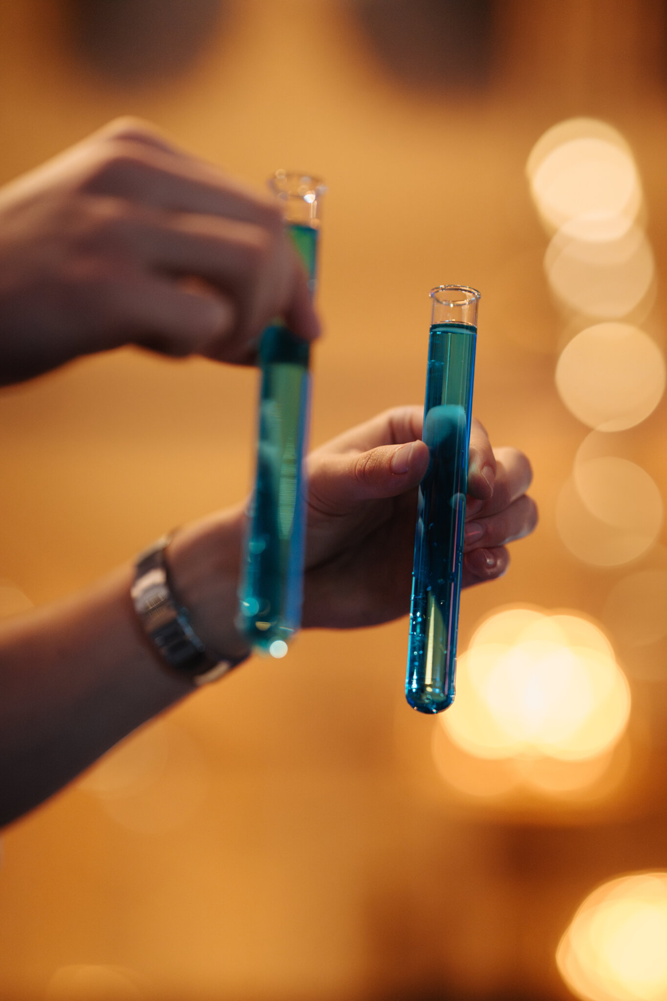 Provrör med blå vätska.