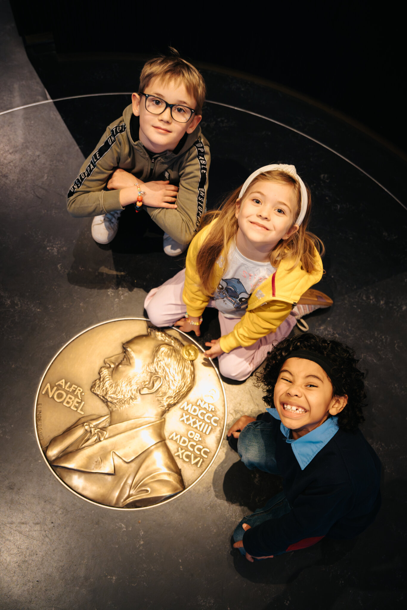 Tre barn på museet.