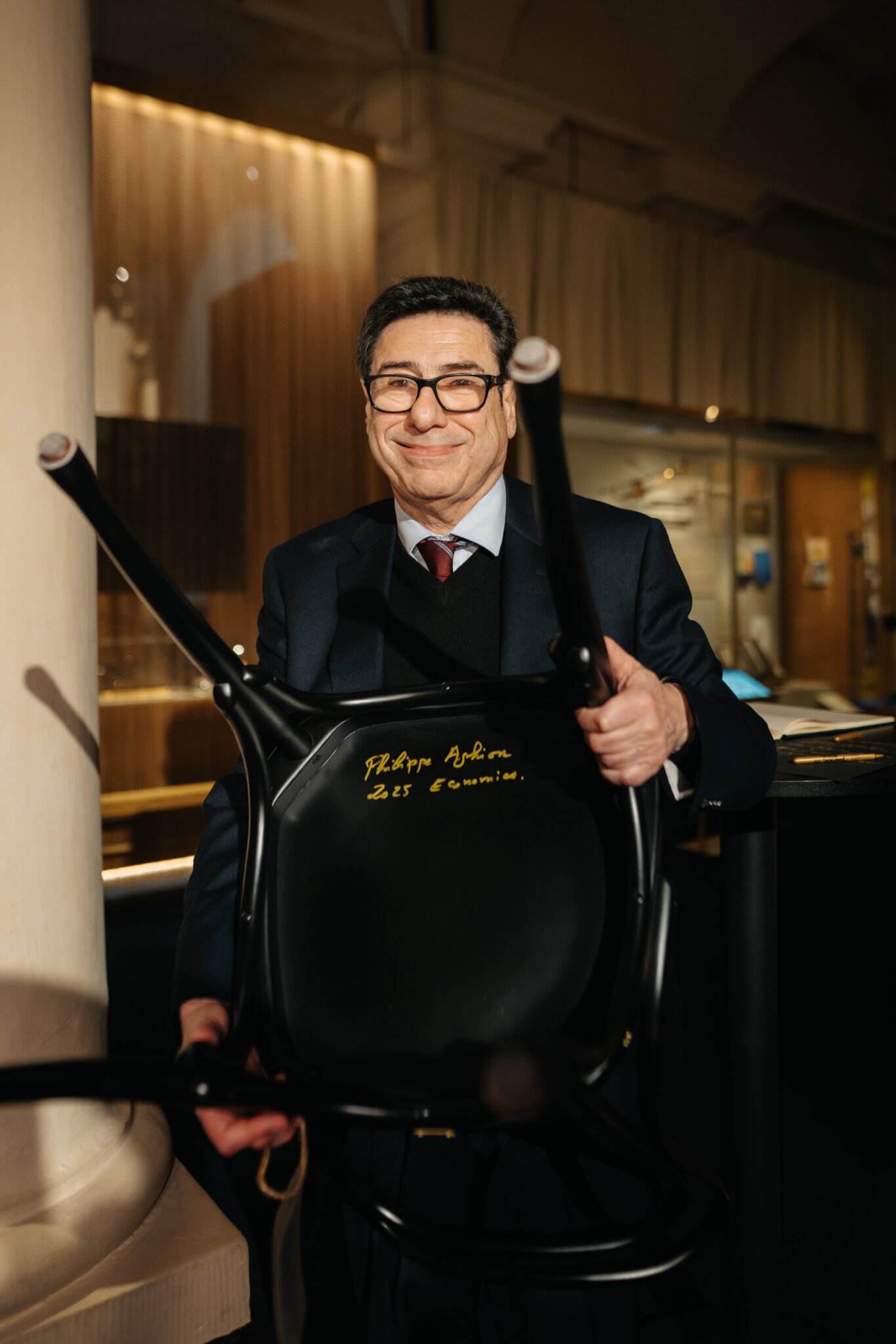 Philippe Aghion med bistrostolen han signerade vid Nobelfestligheterna 2025.
