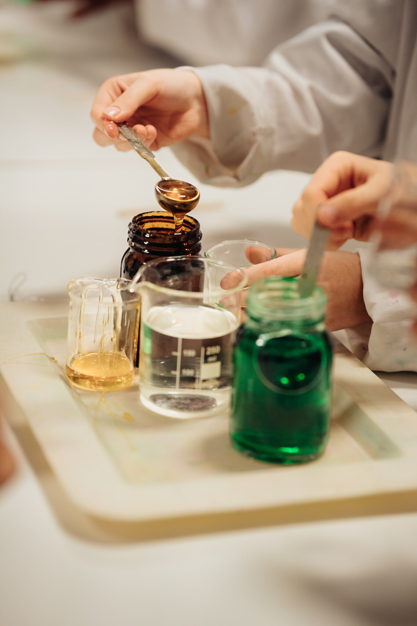 Barn som deltar i skolprogrammet Nobelväskans hemlighet.