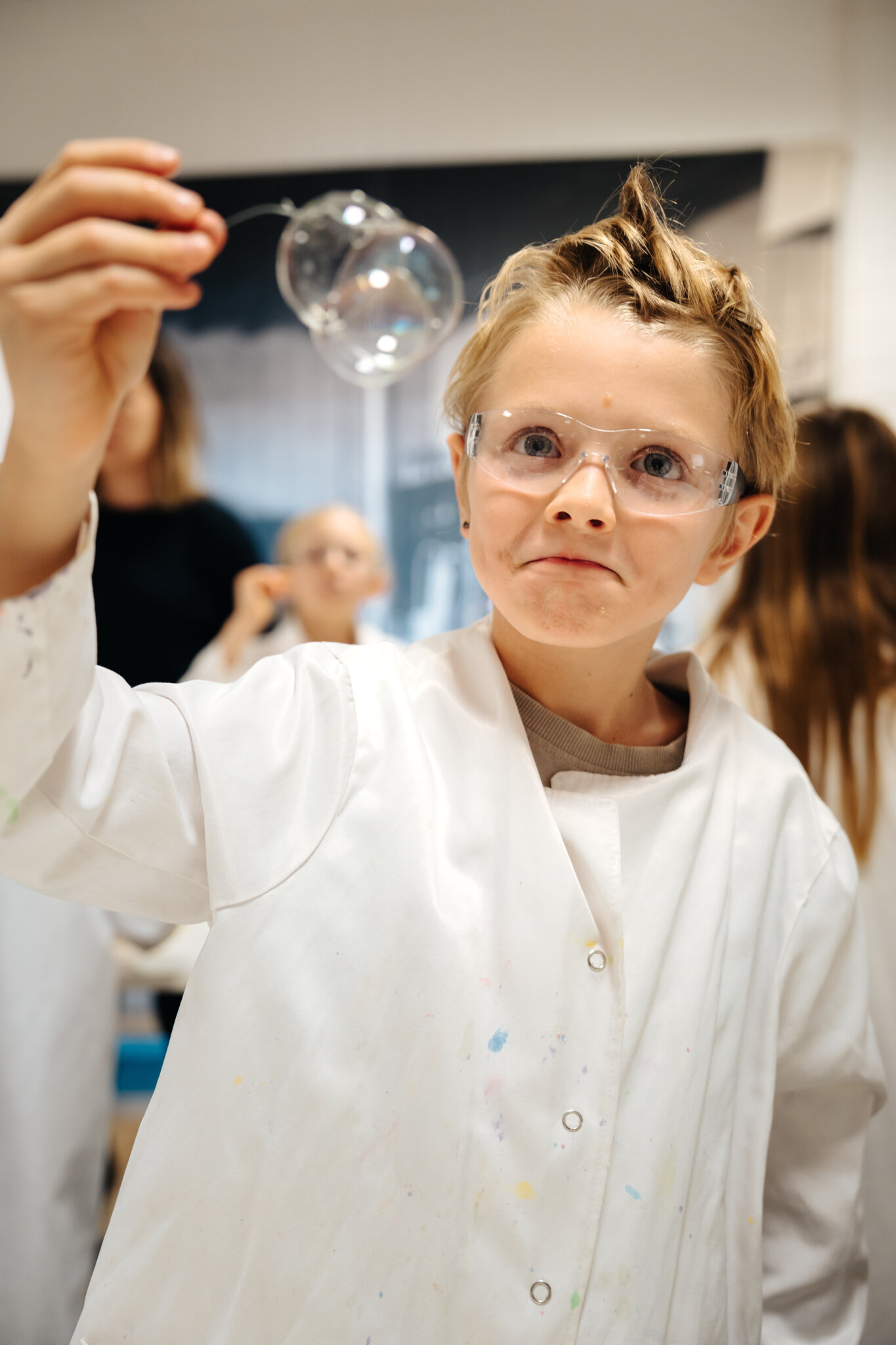 Barn som deltar i skolprogrammet Nobelväskans hemlighet.