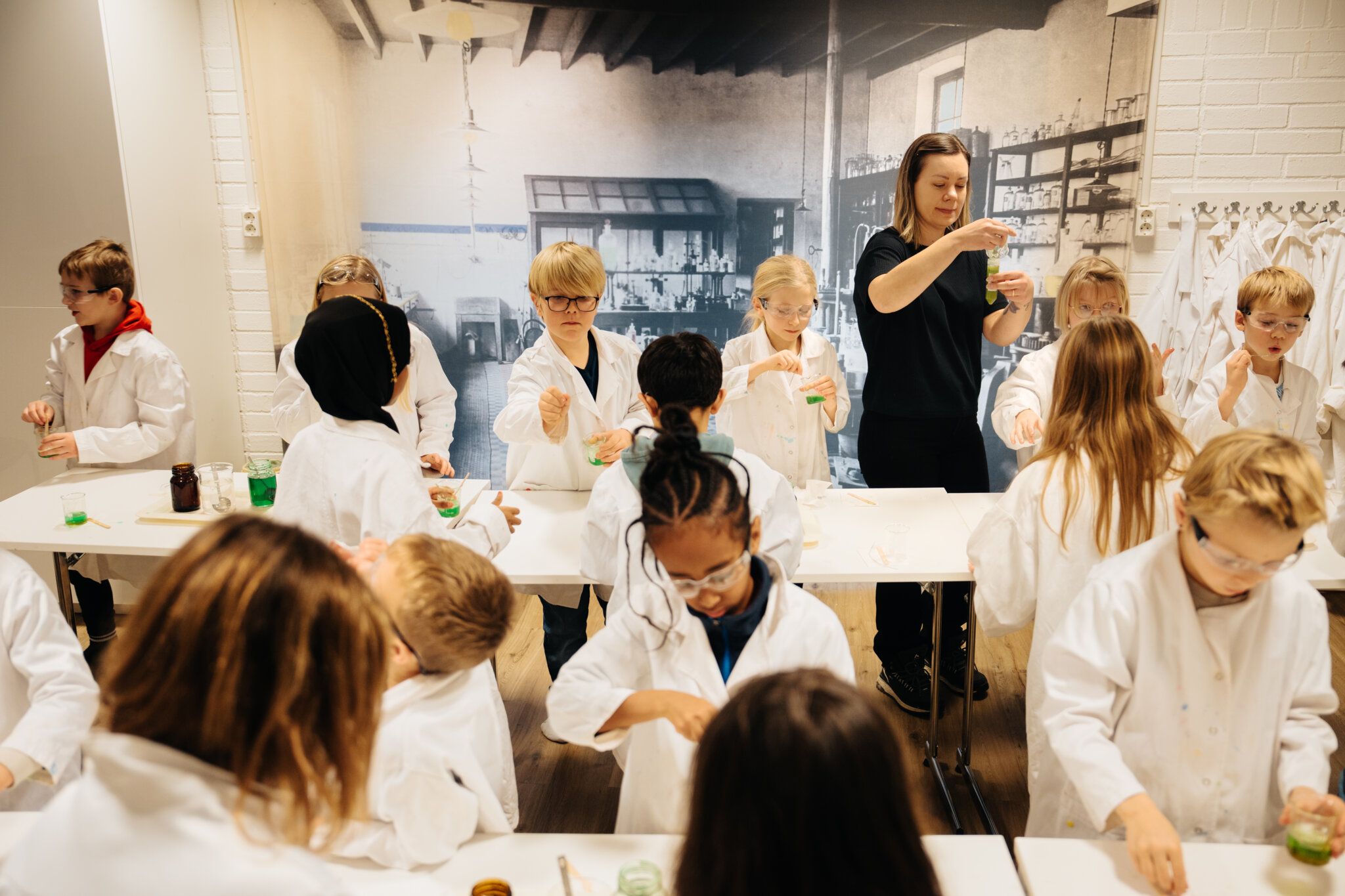 Barn som deltar i skolprogrammet Nobelväskans hemlighet.