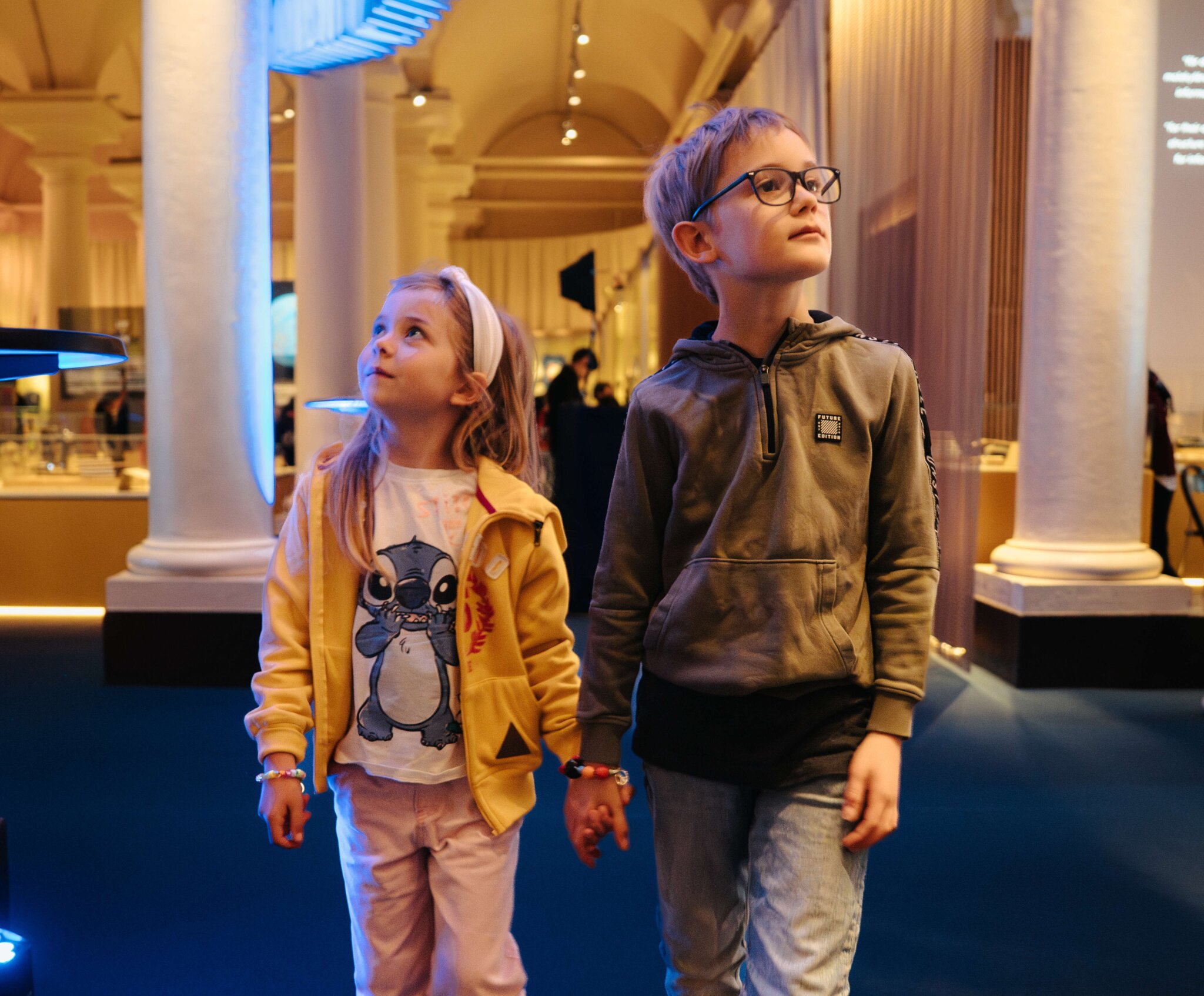 Två barn går genom Nobelprismuseet.